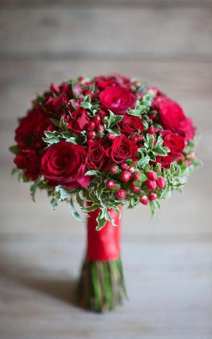 букет невесты из красных роз фото