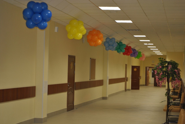 декор из воздушных шаров в школу