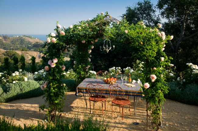 Беседка, оплетенная розами, прекрасно подойдет для романтичного стиля прованс в ландшафте