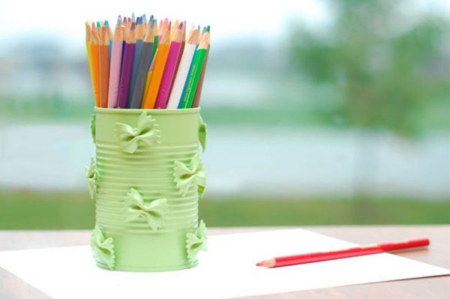 Баночка для карандашей и ручек, декорированная макаронами в виде бантиков