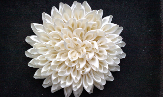Красивый искусственный цветок из атласных лент
