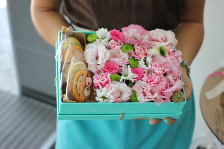 Коробка с цветами и пряниками