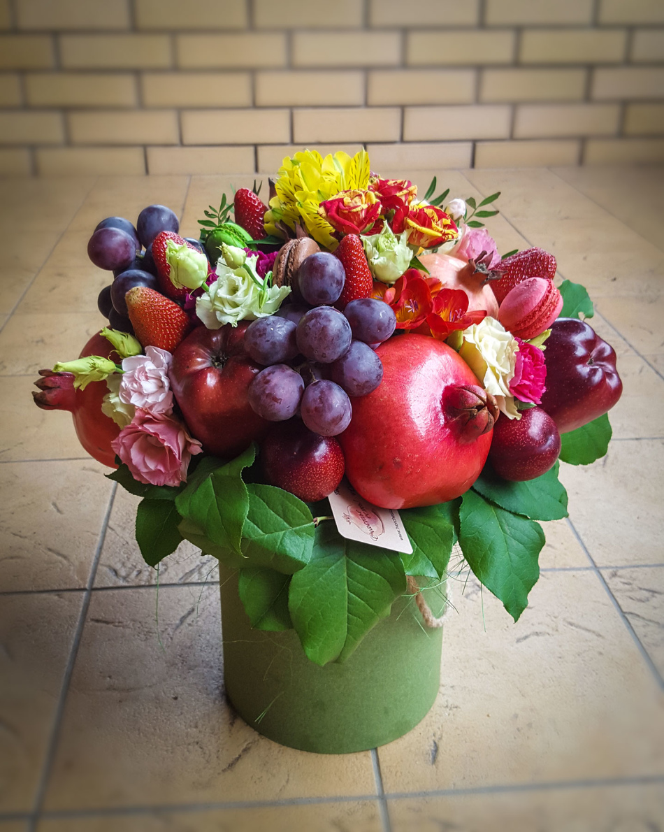 Букет в коробке с цветами и фруктами