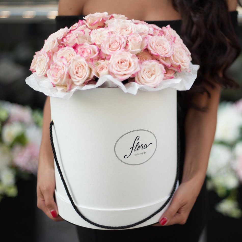 Коробка с нежными розовыми розами