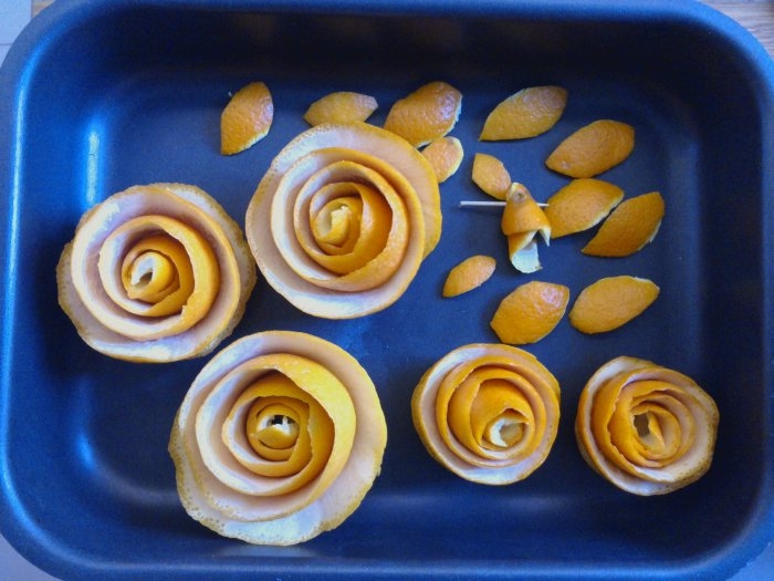Розочки из апельсиновых корочек. Букет апельсиновых роз для украшения интерьера (13) (700x525, 194Kb)