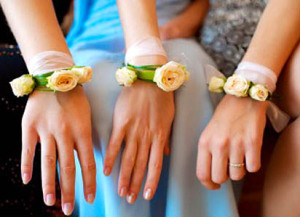 Бутоньерки на руку подружкам невесты - yesinitaly.com