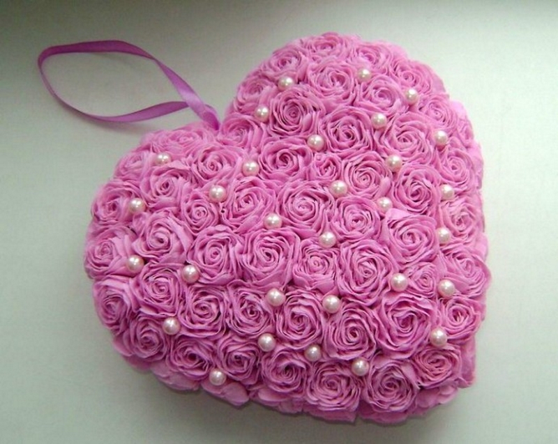 Объемное розовое сердце из цветов и бусин