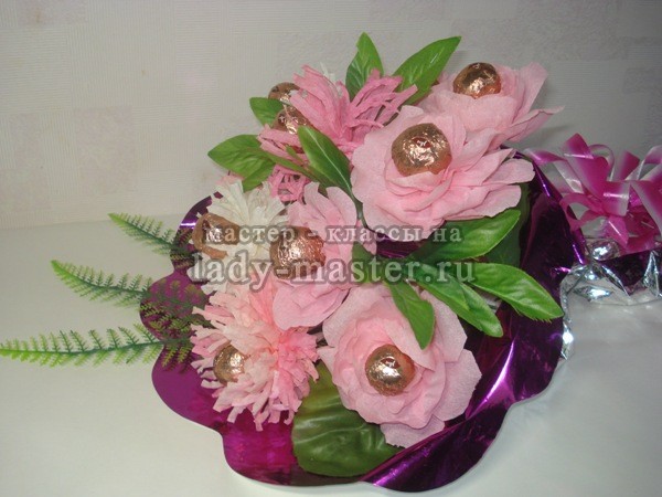 Букет из конфет хризантемы и розы, фото