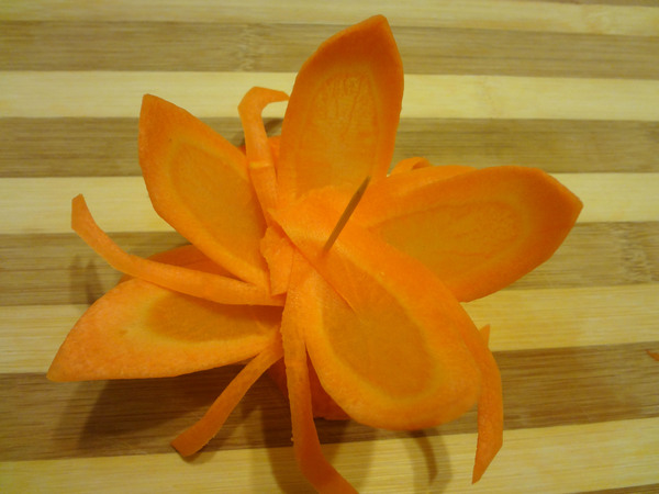 Цветы из моркови - шаг 8