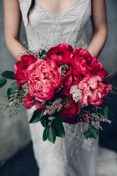 букет невесты красно белый розы фото