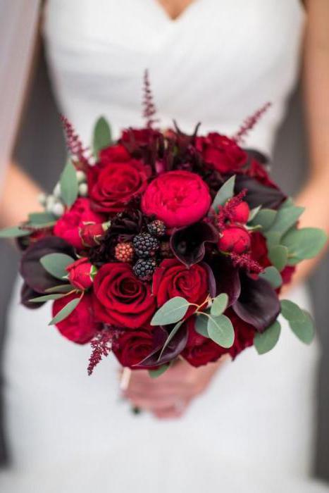 букет невесты из красных роз и фрезий 