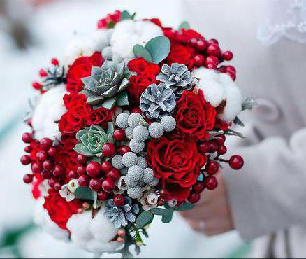 букет невесты из красных кустовых роз