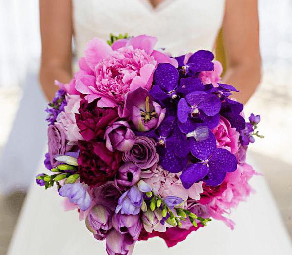 свадебный букет фиолетового цвета 