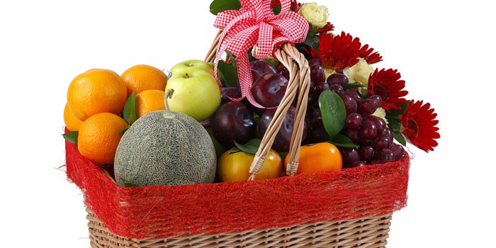 Корзина с плодами, фруктами и цветами