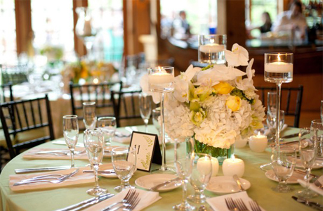 Свадебные цветы на круглом столе