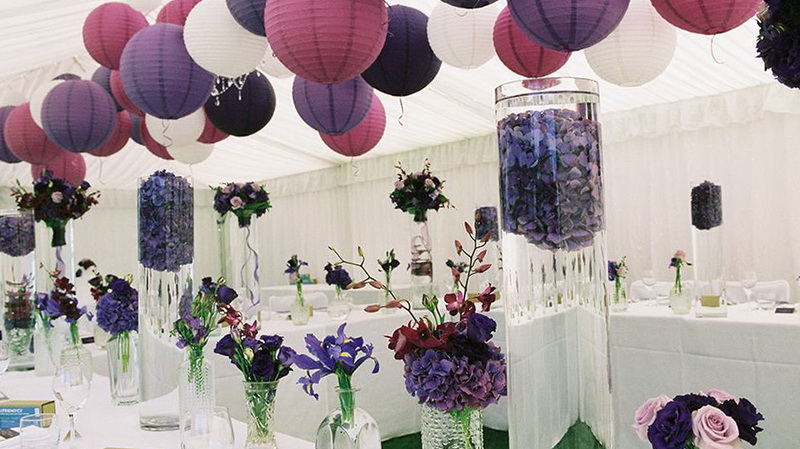 Украшение зала фиолетовой свадьбы