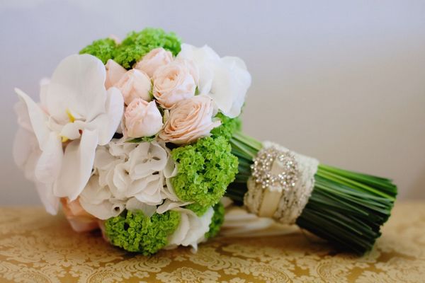 Красивый свадебный букет можно составить самостоятельно. Фото с сайта hochu.ua