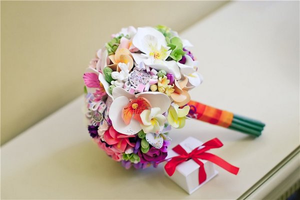 Полимерная глина — отличный материал для изготовления красивых цветов. Фото с сайта forum.littleone.ru