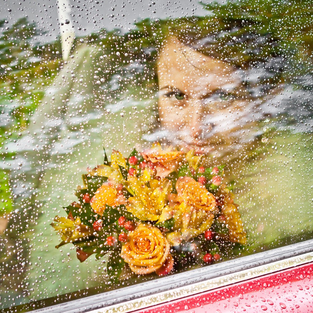 Фотосессия с букетом цветов в руках через стекло машины