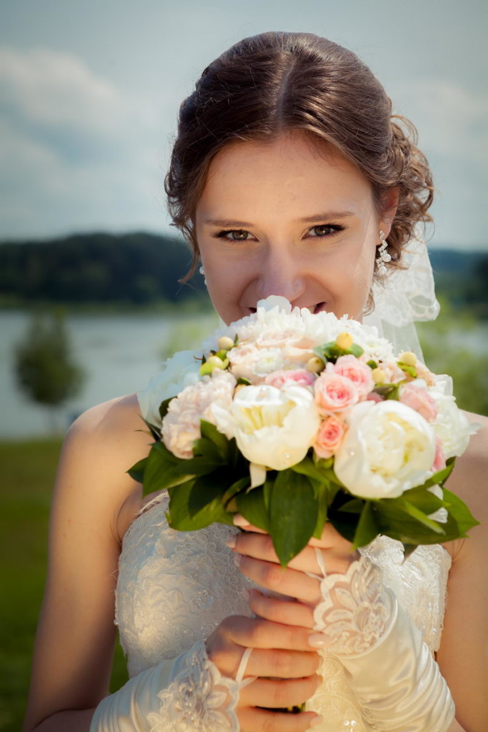 Фотосессия с цветами в руках: букет невесты