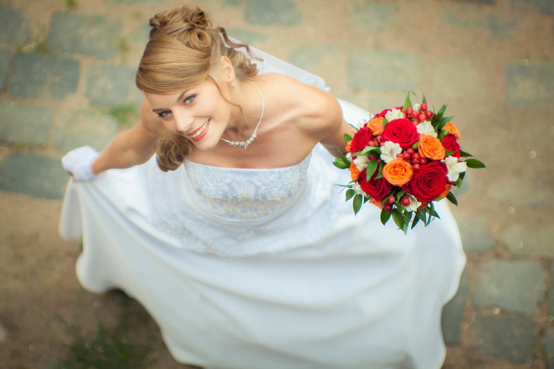 Фотосессия со свадебными цветами в руках