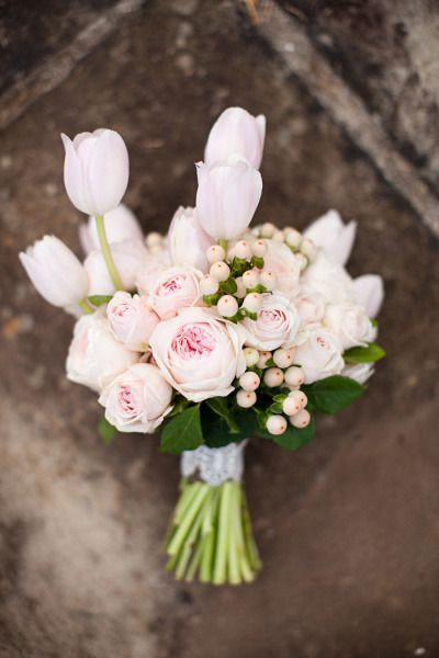 свадебный весенний букет из тюльпанов