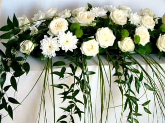 Композиция на стол молодоженов из белых роз и хризантем