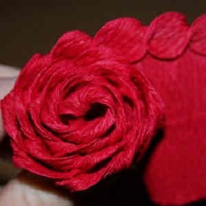 roza iz gofrirovannoi bumagi 17 Розы из гофрированной бумаги своими руками 