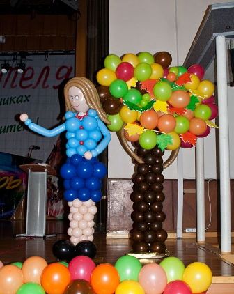 Фигура учительницы, сделанная из шариков