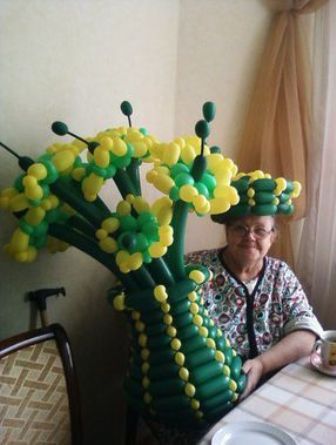 Ваза с цветами, сделанная из воздушных шариков