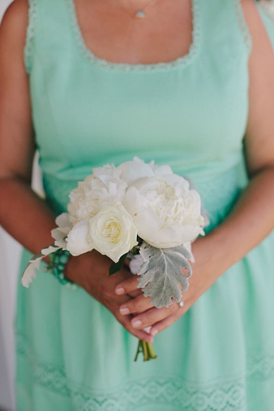 Букет невесты из белых роз и пиона