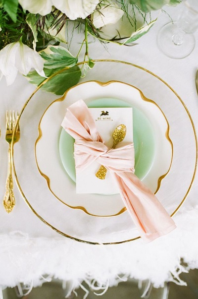 Сочетание мятного, розового и золотого в свадебной посуде