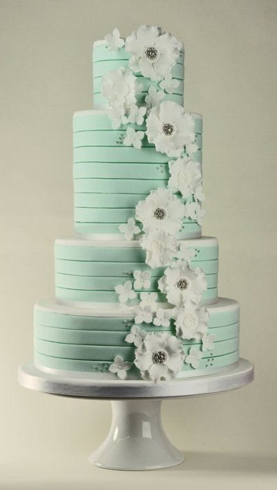 Многоярусный торт мятного цвета с белыми цветами