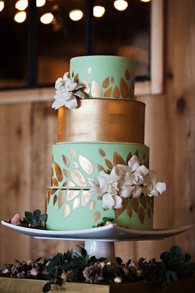Мятно-золотой свадебный торт