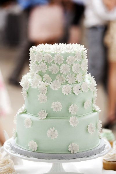 Торт на свадьбе в мятном стиле