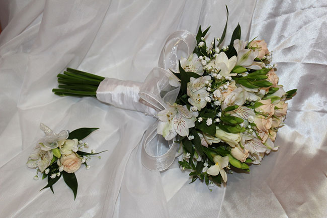 Букет невесты из кустовых роз фото 4
