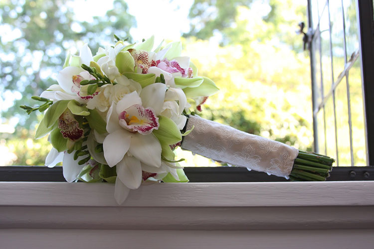 Букет невесты из орхидей с оформлением с бисером