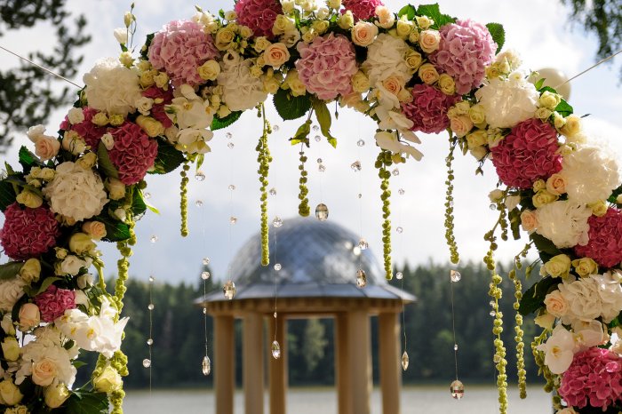 Нежное оформление арки для свадьбы в цвете фуксия