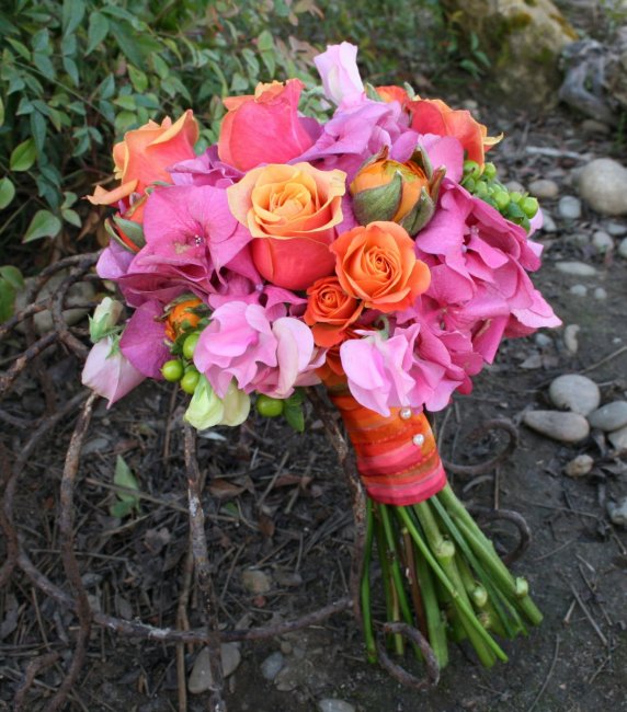 Сочетание розового и оранжевого в букете невесты
