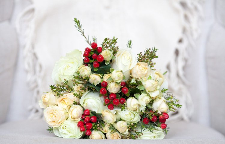 Букет из белых роз с ягодами гиперикума