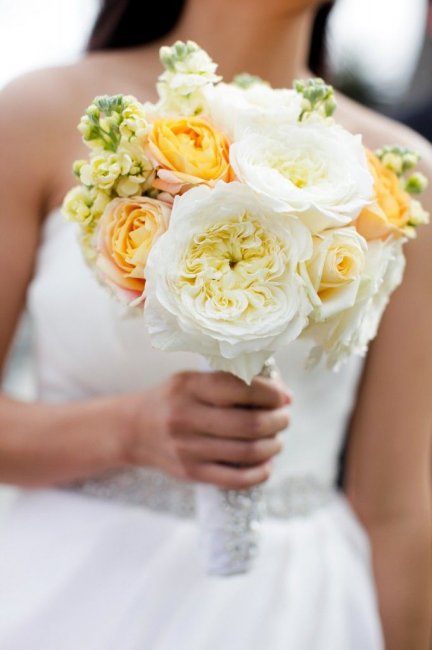 Букет невесты из пионовидных роз в портбукетнице