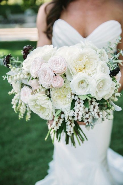 Букет невесты из белых пионовидных роз