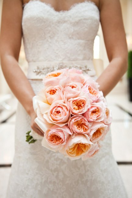 Букет невесты из персиковых пионовидных роз