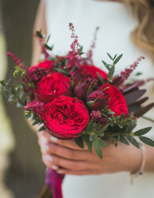 Букет невесты из бордовых пионовидных роз