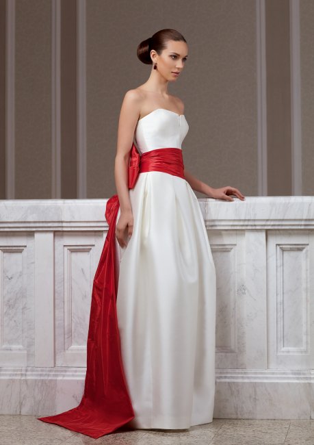 Невеста в белом платье с красным поясом
