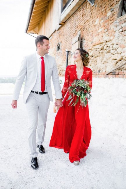 Невеста с букетом в красном свадебном платье