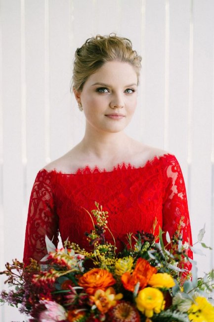 Образ невесты в красном свадебном платье