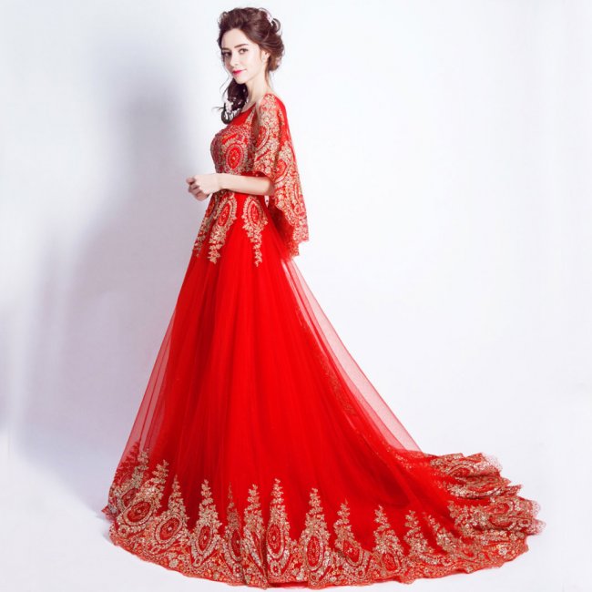 Красное свадебное платье с золотыми элементами