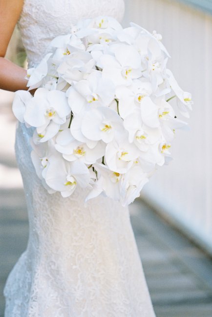 Белый букет невесты из орхидей