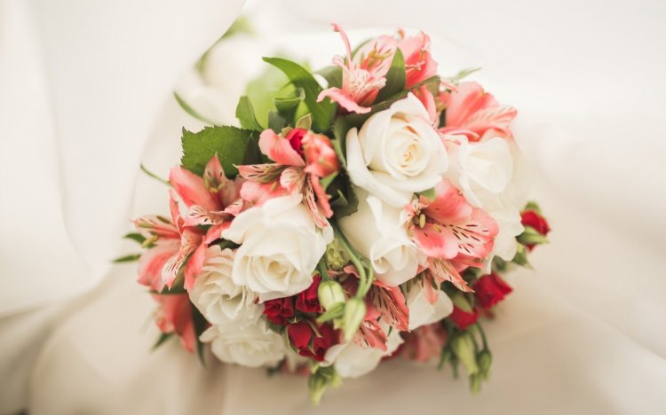 Букет невесты из альстромерий и роз